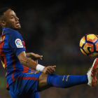 Neymar controla el balón durante un partido con el Barcelona. ALEJANDRO GARCÍA