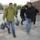 Llegada a los juzgados de El Vendrell del maletín y los tres maletines incautados en los registros de CDC.