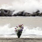 Flores en la orilla de la playa en Arahama (Japón) para recordar a las víctimas del terremoto y posterior tsunami que devastó la isla en el 2011.