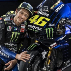 Valentino Rossi, a punto de cumplir los 40 años, posa junto a su nueva Yamaha Monster.