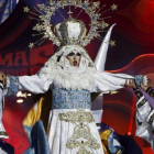 La 'drag' Sethlas, en pleno 'show' titulado 'Mi cielo, yo no hago milagros.  Que sea lo que Dios quiera', con el que ganó el polémico concurso del Carnaval de la Eterna Primavera en Las Palmas de Gran Canaria.