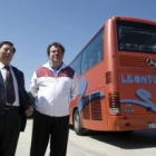 Domingo Cueto, a la izquierda, al lado del entrenador Milo Abelleira con el autobús preparado