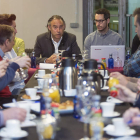 Felipe Llamazares y Carlos Antoñán, director de la cantera, explican el proyecto de la Cutural con sus equipos de la base. FERNANDO OTERO