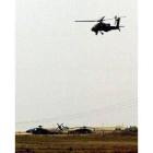 Un helicóptero de la armada de EE.UU. sobrevuela la zona del accidente