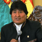 Evo Morales habla ante la prensa, tras firmar el decreto declarando la emergencia nacional, el 21 de noviembre, en La Paz.