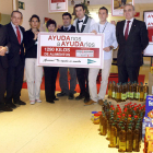 Empleados y directivos de El Corte Inglés, con el responsable de Cruz Roja.