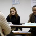 La representante de la Asociación Pakistaní de León y un miembro de la asociación saharaui Ashisa