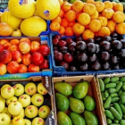 Frutas y verduras en un comercio.