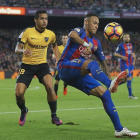 El delantero brasileño del FC Barcelona Neymar Jr. (d) y el defensa venezolono Roberto Rosales (i), durante el partido de la duodécima jornada de Liga de Primera División.