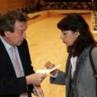 De Santiago Juárez conversa con la portavoz del grupo parlamentario socialista, Ana Redondo