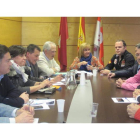 Isabel Carrasco presidió ayer la reunión de la Dirección Provincial con alcaldes y procuradores.