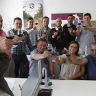 El nuevo presidente de la DO, primero a la izquierda, brinda con los vocales del consejo regulador, tras ser elegido.