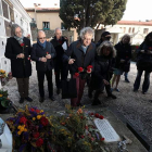 El hispanista Ian Gibson (en el centro), durante la ofrenda floral en la tumba de Antonio Machado