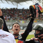 Cortese celebra eufórico su título de campeón en Moto3.