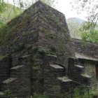 La Herrería de Compludo, heredera de las antiguas fraguas medievales, lleva cerrada dos años por el deterioro de su tejado.