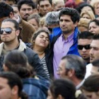 Familiares de la pequeña llevan el féretro hasta el cementerio para la sepultura