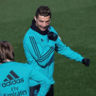 Cristiano, durante el entrenamiento en Valdebebas, luce el ojo amoratado tras un choque al marcar un gol.