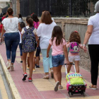 Varios niños se dirigen al colegio en el día del comienzo del curso. MARCIAL GUILLÉN