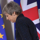 La primera ministra británica, Theresa May, pasa ante las banderas de la UE y del Reino Unido tras celebrar una rueda de prensa en Bruselas.