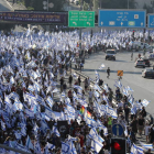 Miles de israelíes marchan a pie por la Autopista 1 entre Tel-Aviv y Jerusalén, ayer. ABIR SULTAN