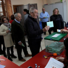 Votantes en Cuevas del Becerro.