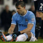 Agüero, caído en el césped, durante el duelo contra el Tottenham.