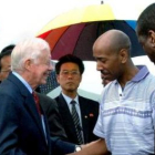 Jimmy Carter junto al preso liberado, Aijalon Mahli Gomes.
