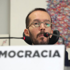El secretario de organización de Podemos Pablo Echenique durante la rueda de prensa que ofreció tras la reunión del Consejo de Coordinacion de Podemos.