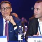 Alexander Stubb y Manfred Weber, durante el Congreso del PPE en Helsinki.