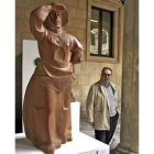 Agustín Casillas junto a una de las esculturas del palacio