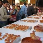 Una camarera sirve sobre una rebanada de pan una tapa de ajo