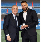 Florentino Pérez junto a Benzema, en la despedida del francés. R. M.