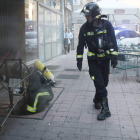 Los bomberos tuvieron que intervenir en la calle Villafranca. JESÚS F. SALVADORES