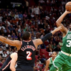 Marcus Smart de los Celtics lanza ante Wayne Ellington de Miami Heat