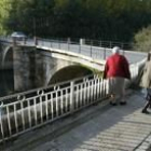 Las obras de mejora del puente de Cacabelos comenzaron ayer con labores de adecuación en el entorno