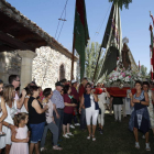 Momento en el que la imagen entra en la ermita entre los vítores de la gente. RAMIRO