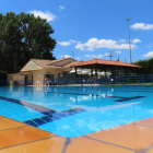 Las piscinas municipales de Chozas de Abajo, en Cembranos, cuentan con unas cuidadas instalaciones. MARCIANO PÉREZ