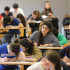 Varios estudiantes en la prueba de acceso a la universidad, en imagen de archivo.