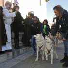 El párroco de San Marcelo bendice a los animales en León.