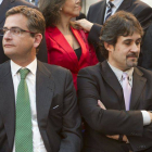 El presidente del PP vasco, Antonio Basagoiti, izquierda, y el secretario general de Eusko Alkartasuna, Pello Urizar, ayer, en los actos del Día de Euskadi.