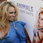 Pamela Anderson posa durante una campaña de PETA en favor de los animales, en octubre del 2010 en Londres.