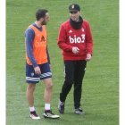 Aguza, que vuelve al equipo tras su lesión, conversa con Nistal en un entrenamiento. L. DE LA MATA