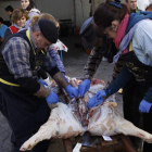 Cada uno de los pasos de la matanza del cerdo se explicó detalladamente a un público que también pudo ver el desfile de los pendones por la villa. CAMPOS
