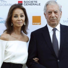 Vargas Llosa y Preysler posan a su llegada a la entrega del XIII Prix Dialogo a la Amistad Hispano-Francesa otorgado al escritor y a la novelista y dramaturga francesa Yasmina Reza.