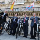 Cerrón, Folgueral, Cardenal y Cubelos posan con sus bicicletas ante el ayuntamiento.