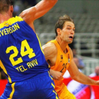 Iverson, del Maccabi, intenta frenar a Koponen en el torneo disputado en Atenas.