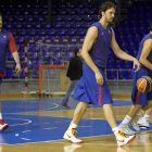 Marc y su hermano Pau Gasol, durante un entrenamiento con el Barcelona. TONI ALBIR