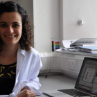 Marta Shahbazi, en el laboratorio de la Universidad de Cambridge, ayer. DL