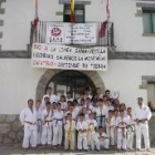 Los judocas participantes en el campus de Villamanín posan en la tradicional foto de familia