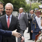 Mariano Rajoy y Pedro Morenés, ministro de Defensa, saludan al jefe de Estado Mayor de la Defensa.